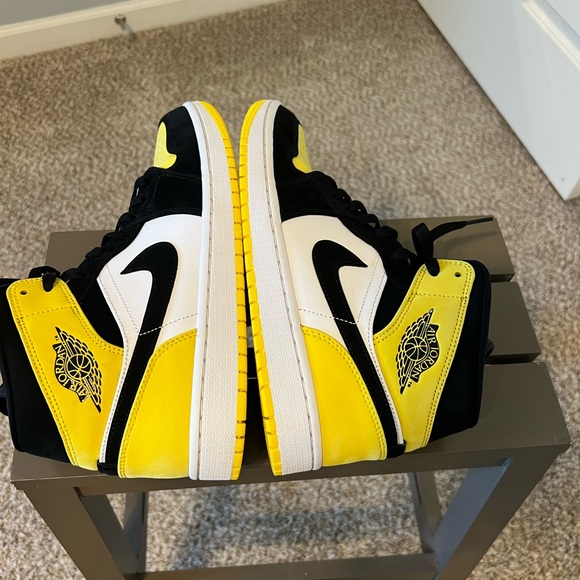 AIR JORDAN 1 MID SE 'YELLOW TOE' - Picture 9 of 10